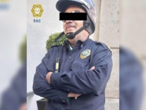 Detienen a policía falso en CDMX