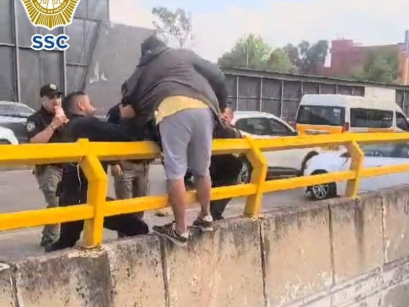 Policías salvan a hombre que intentó lanzarse de un puente
