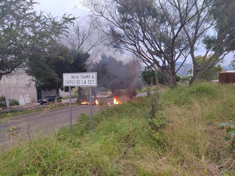 Queman vehículos y bloquean carretera en Michoacán