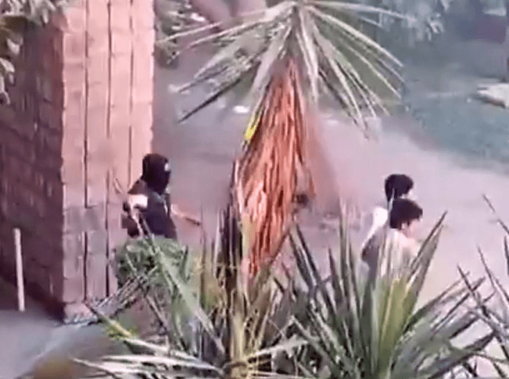 Grupo armado ingresa a universidad, desnuda y golpea a estudiantes