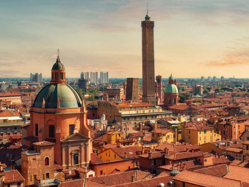 Torre de Garisenda en Italia, en riesgo de derrumbarse