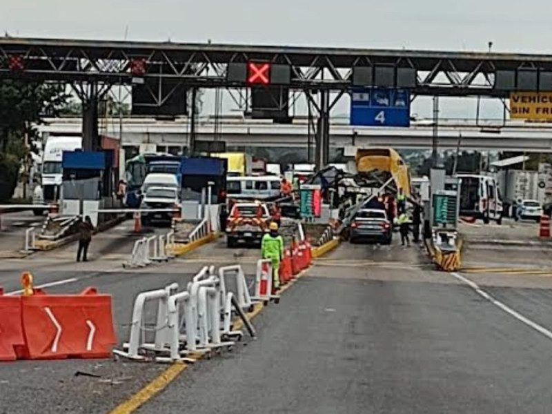 Tráiler sin frenos choca contra una caseta de cobro en Michoacán