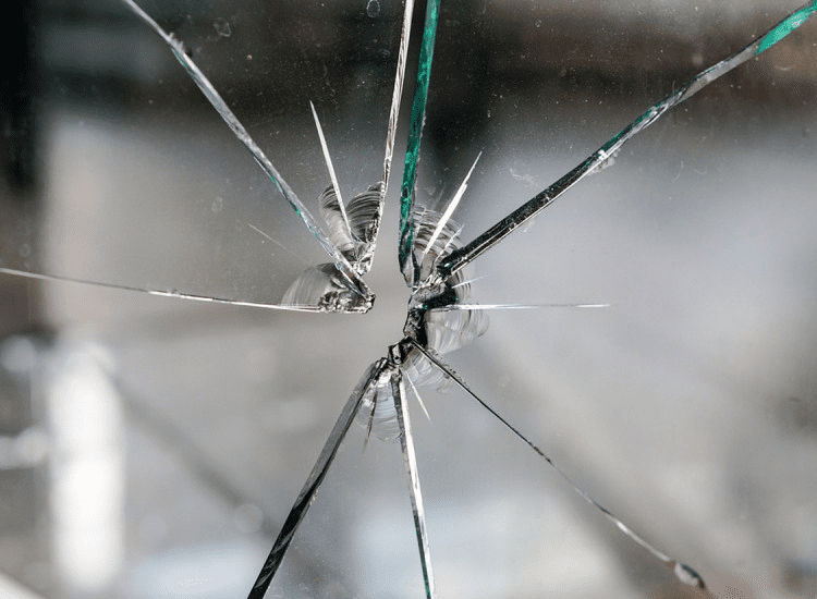 Hombre rompe ventanas de vecino, y se suicida para no ser detenido