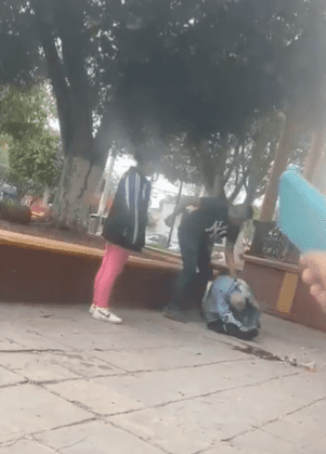 Dan golpiza a adulto mayor por “espantar” a niña