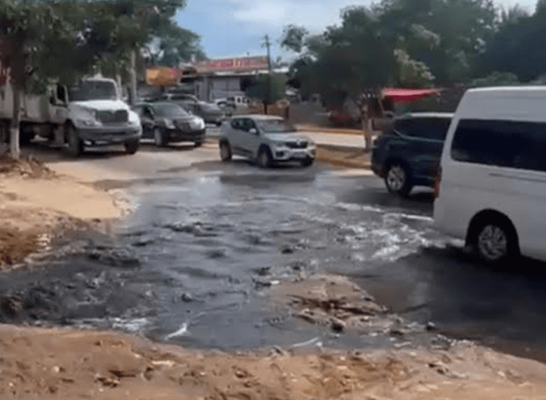 Invasión de aguas negras en Playa Zicatela