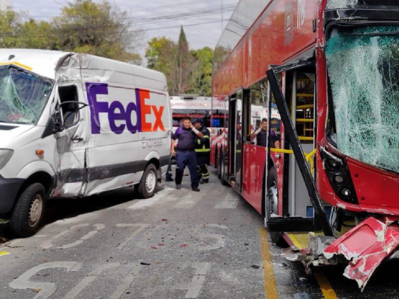 Colisión entre Metrobús y camioneta de mensajería en CDMX deja varios heridos