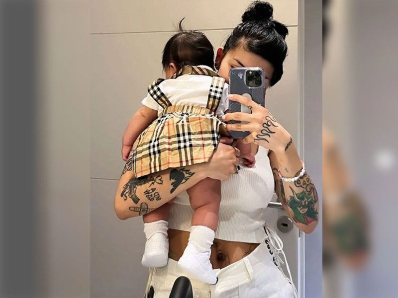 Inti, la hija de Christian Nodal y Cazzu, despierta interés al lucir vestidito de Burberry