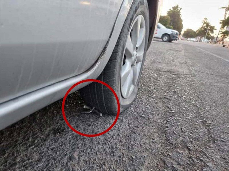 Ponchan llantas en las cercanías del Cuartel Militar en Culiacán