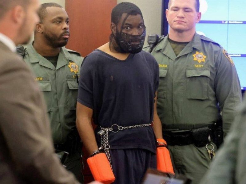 Hombre que atacó a jueza en Las Vegas reaparece con máscara