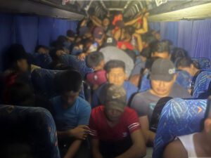 182 migrantes fueron hallados hacinados en un autobús en Veracruz