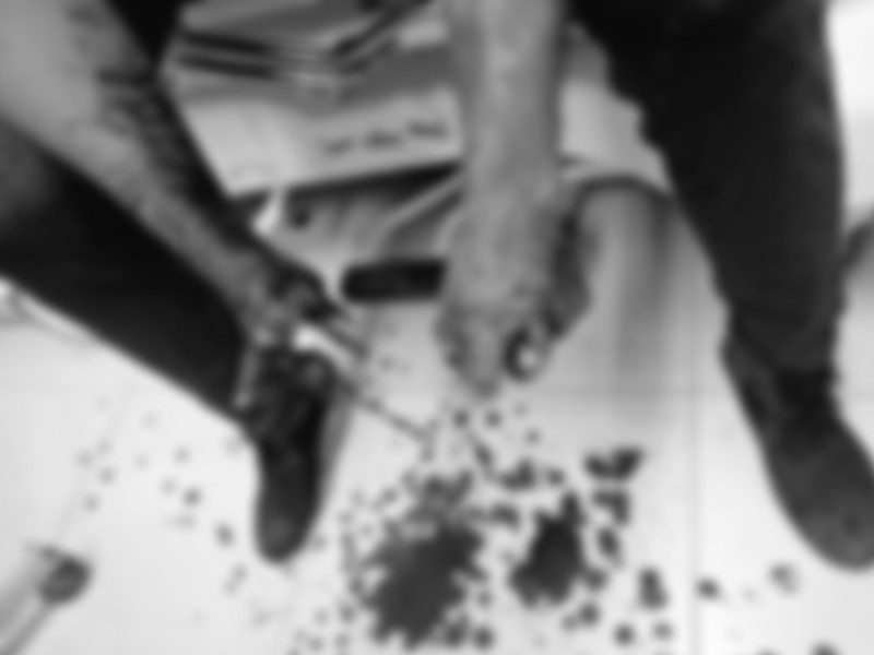 Sujeto intenta colocar bomba, pero le explota en las manos