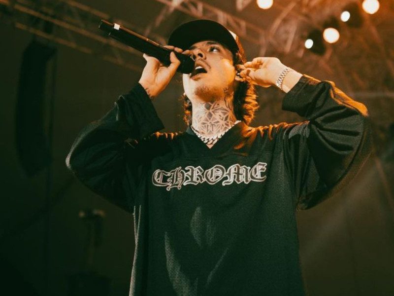 Natanael Cano es visto besándose con actriz de The Walking Dead