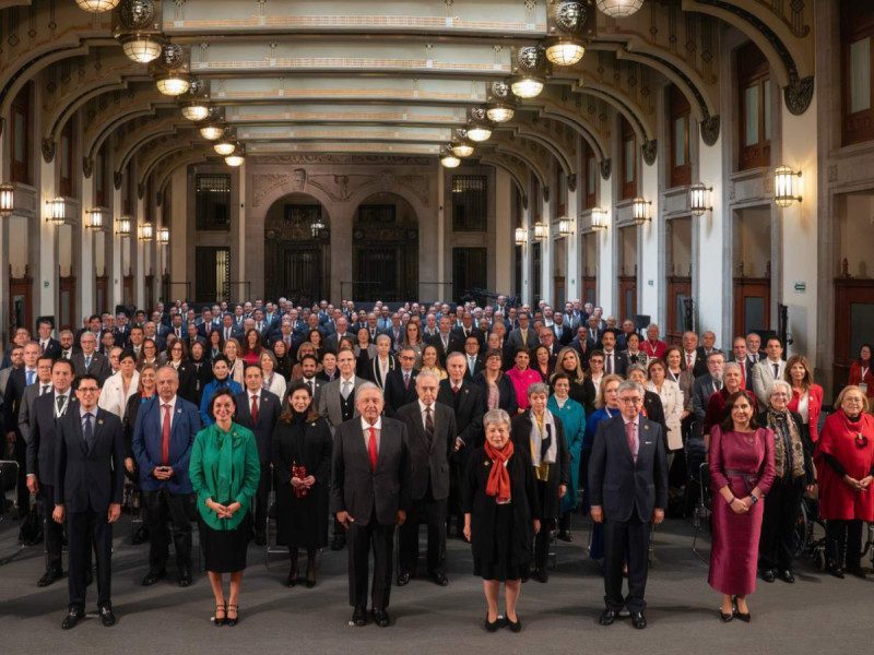 AMLO exhorta a embajadores y cónsules a continuar defendiendo a los mexicanos