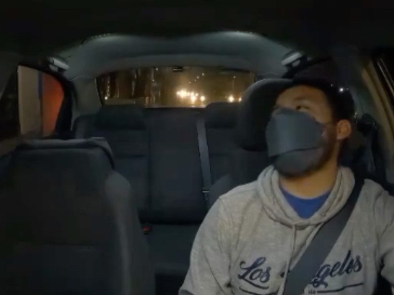 Mujer y chofer acuerdan engañar al novio con un viaje a casa