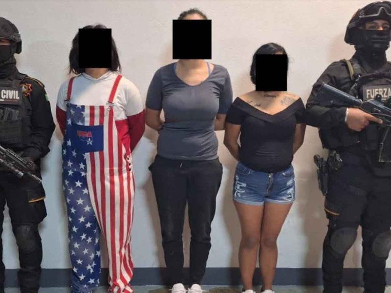 Mujeres detenidas con arma y drogas en NL
