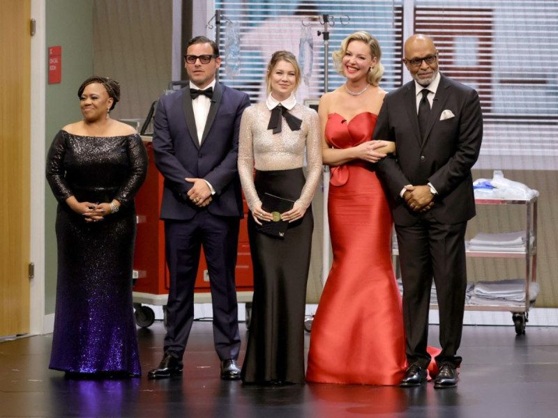 El elenco de Grey’s Anatomy se reúne para entregar un premio en los Emmy 2024