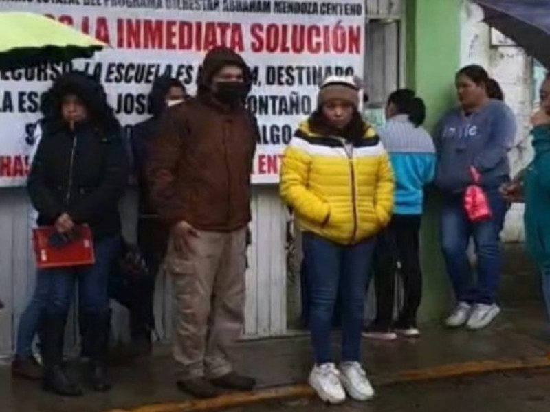 Padres toman escuela y retienen maestros