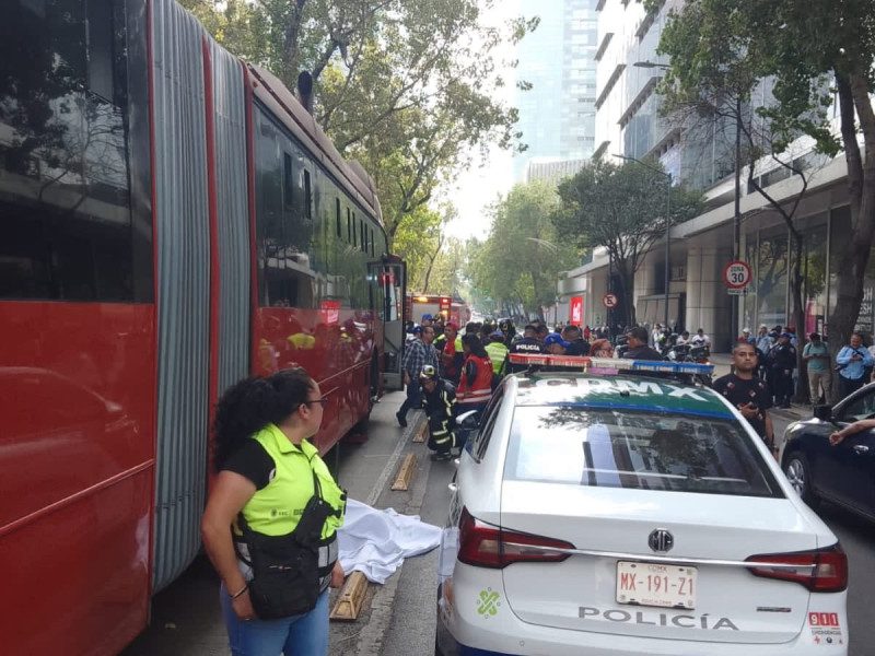 Hombre atropellado y fallecido por un Metrobús en Insurgentes y Reforma
