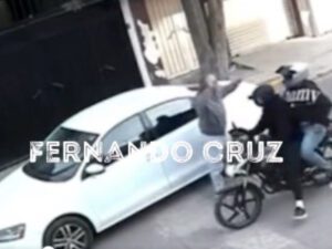 Rápida reacción de propietario del vehículo, frustra intento de robo en Tultitlán