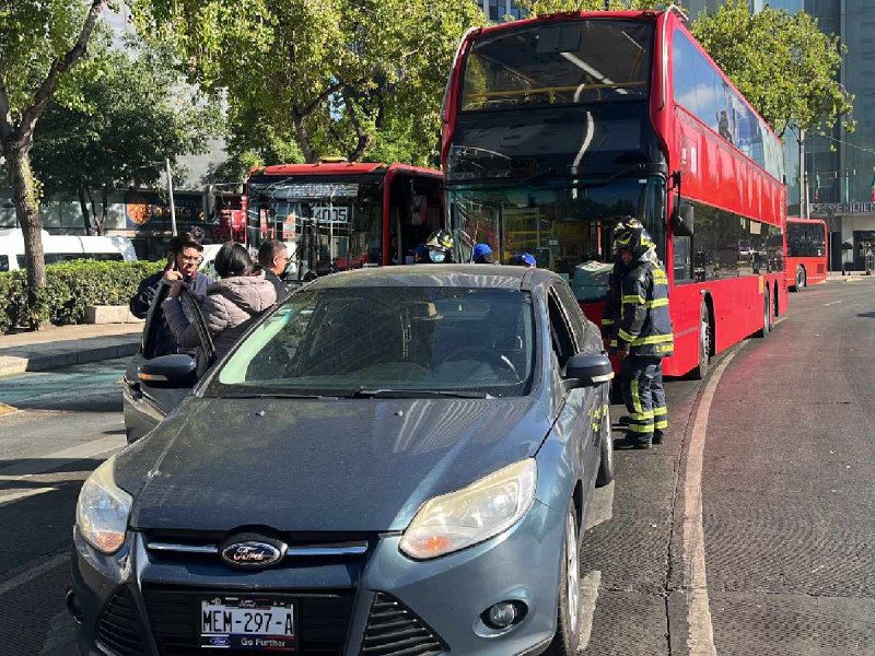 Choque entre Metrobús y auto particular en Reforma: sin lesionados
