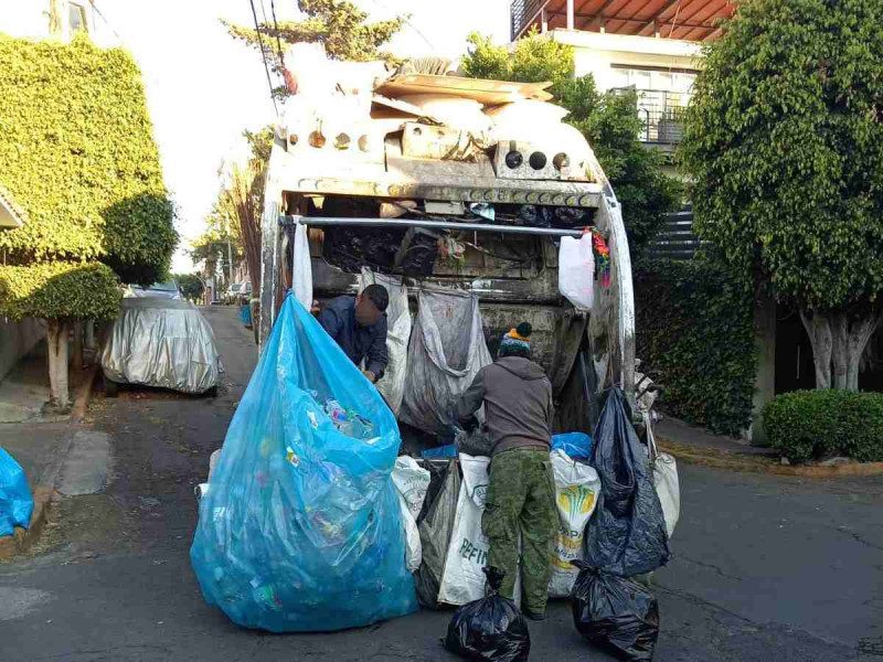 Denuncian robo de combustible por parte de empleados de limpieza en Naucalpan