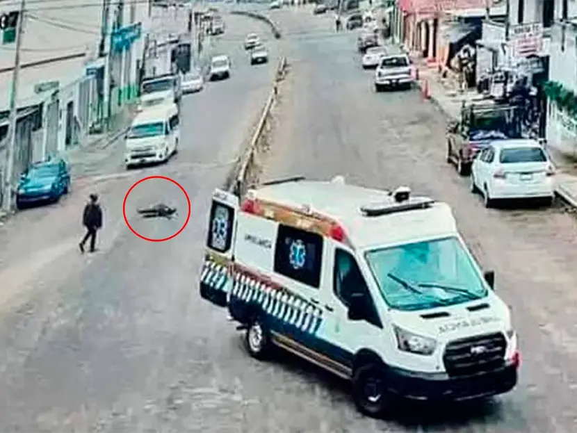 ¡Salió volando! Cae paciente desde ambulancia en Chiapas