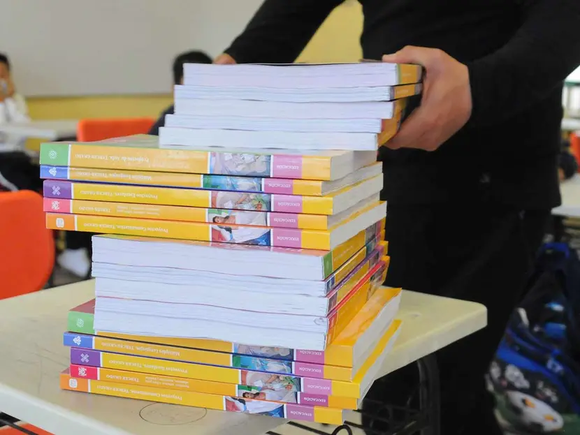 Descubren 30 títulos falsificados en selección de maestros en Michoacán