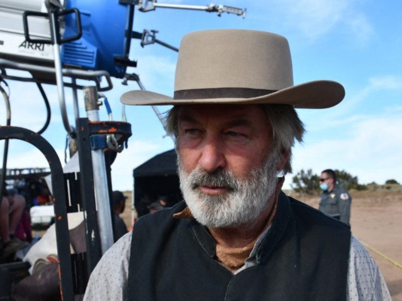 El actor Alec Baldwin es acusado de homicidio involuntario por disparo en set de filmación