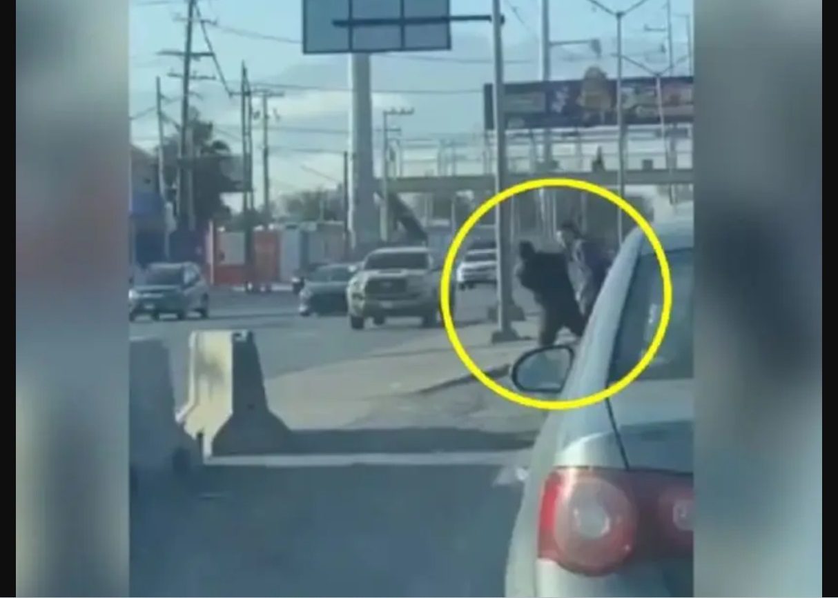 Automovilistas se pelean en avenida de NL y una mujer les grita: “Solo estorban”