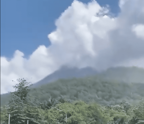 Volcán en erupción: Evacuan a más de mil 500 personas en Indonesia