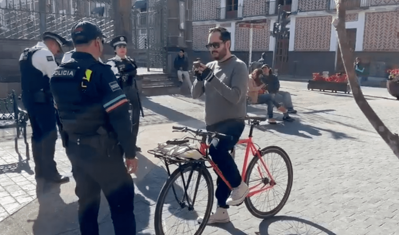 Ciclista desafía autoridades en zona peatonal de Puebla