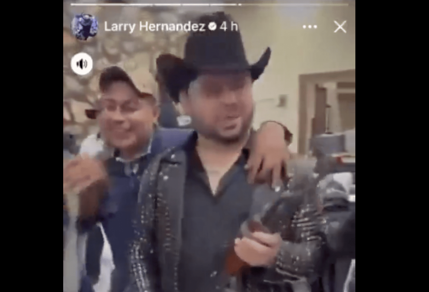 Larry Hernández armado y con criminales
