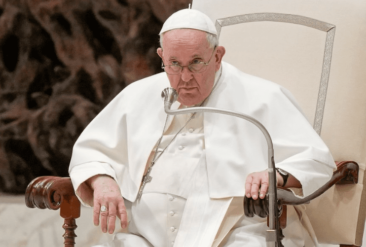 Papa Francisco interrumpe discurso por bronquitis