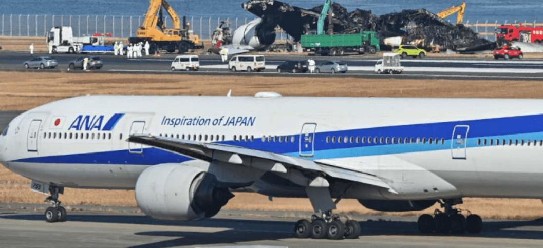 Tras despegar, un Boeing 737-800 da media vuelta por grieta en una ventanilla