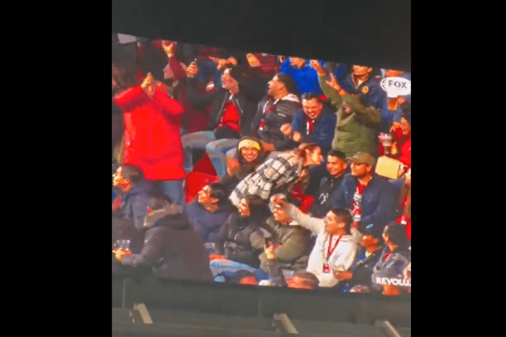 Mujer rechaza a acompañante en ‘Kiss Cam’, otra lo consuela