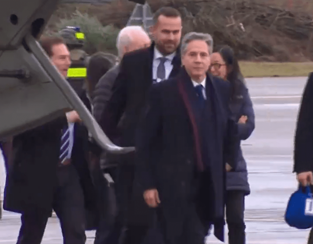 Tras averiarse su avión, Blinken se queda varado en Suiza