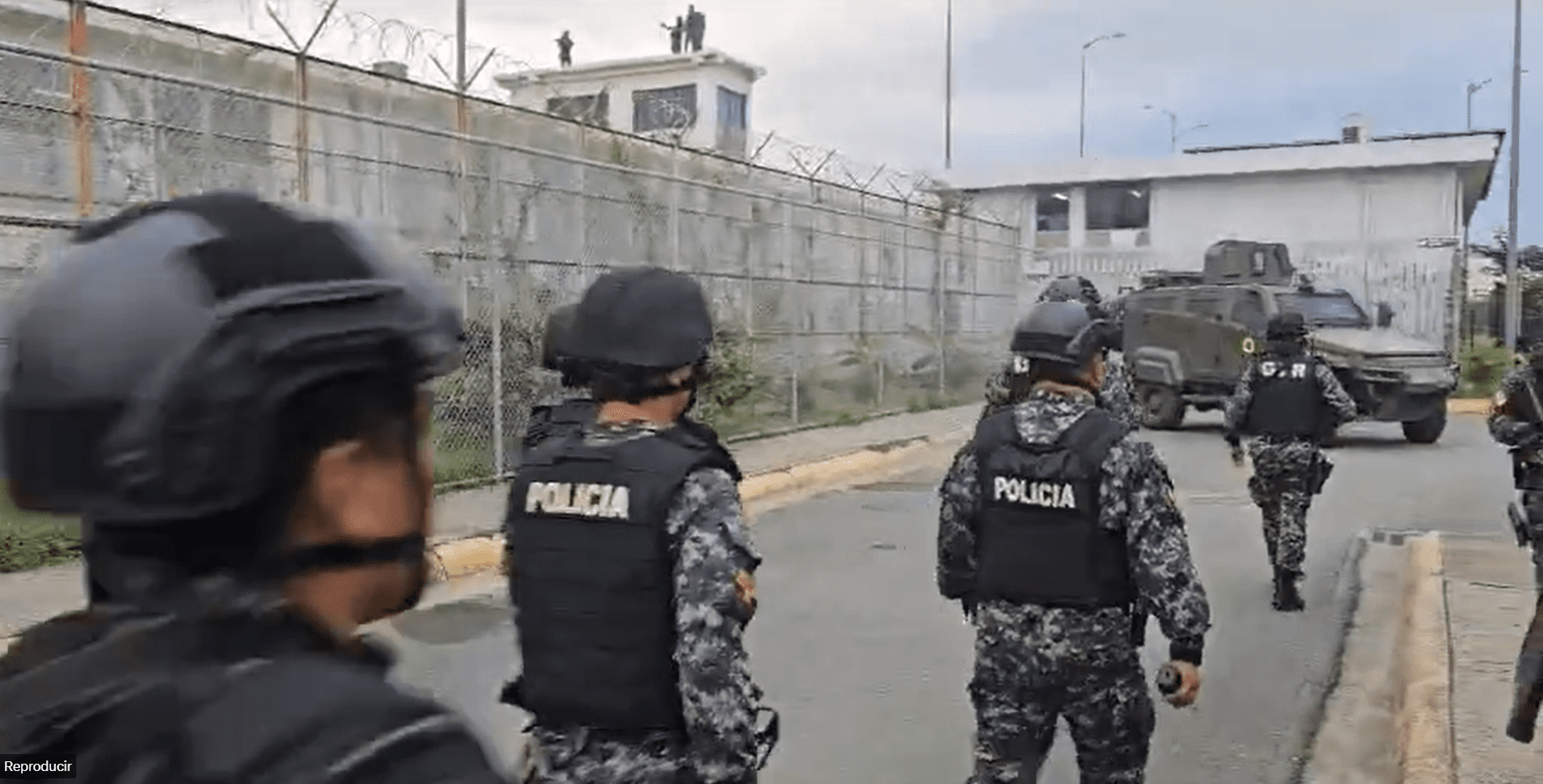Militares y policías de Ecuador realizan decomisos en cárcel de Guayaquil