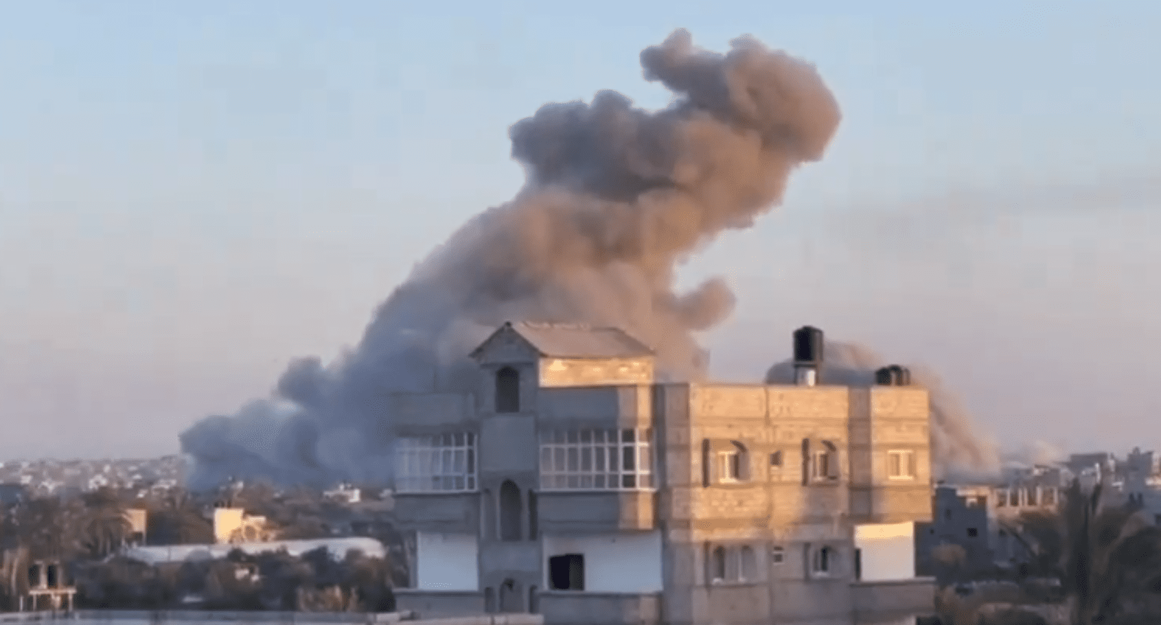 Al menos 100 personas pierden la vida por bombardeo de Israel en la Franja de Gaza