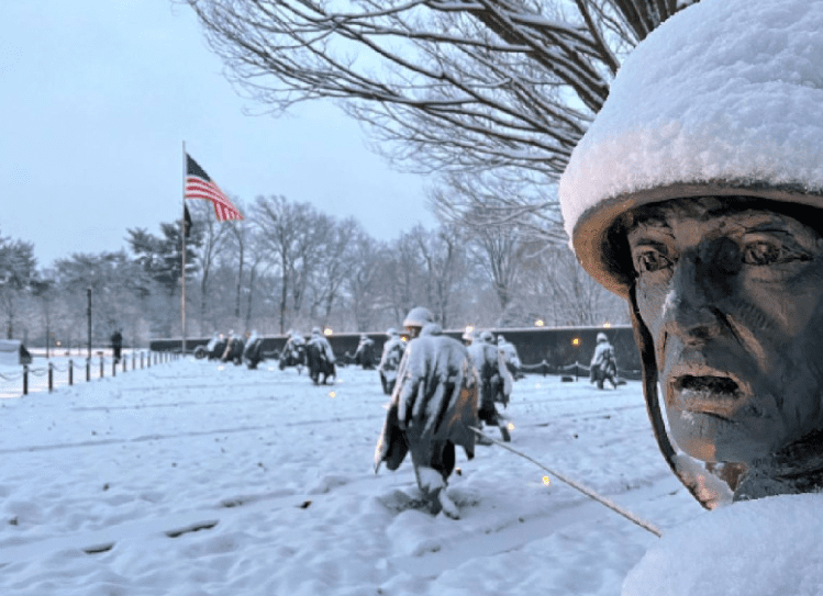 Tormentas invernales dejan sin electricidad a 100 mil personas en Oregón 