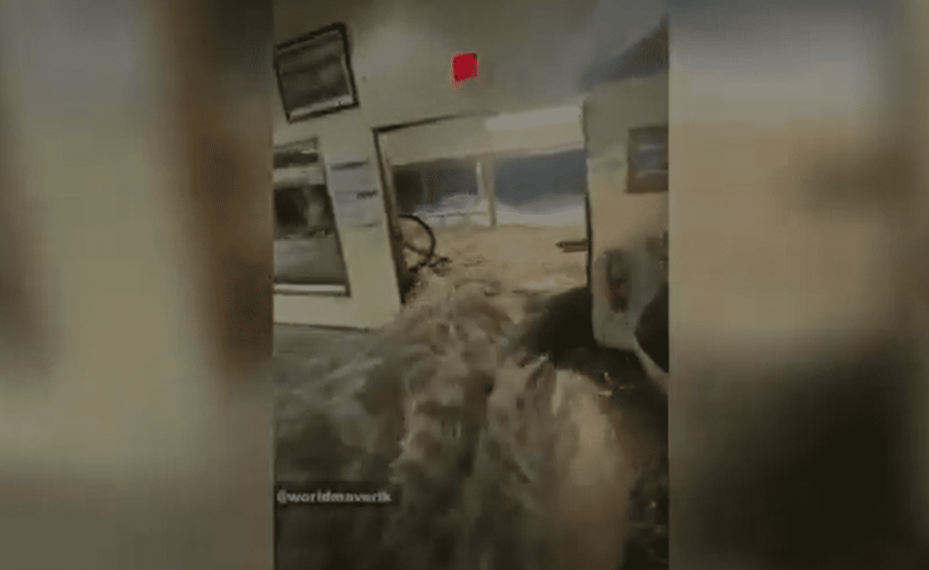 Vídeo: Olas gigantes impactan contra base militar de Estados Unidos