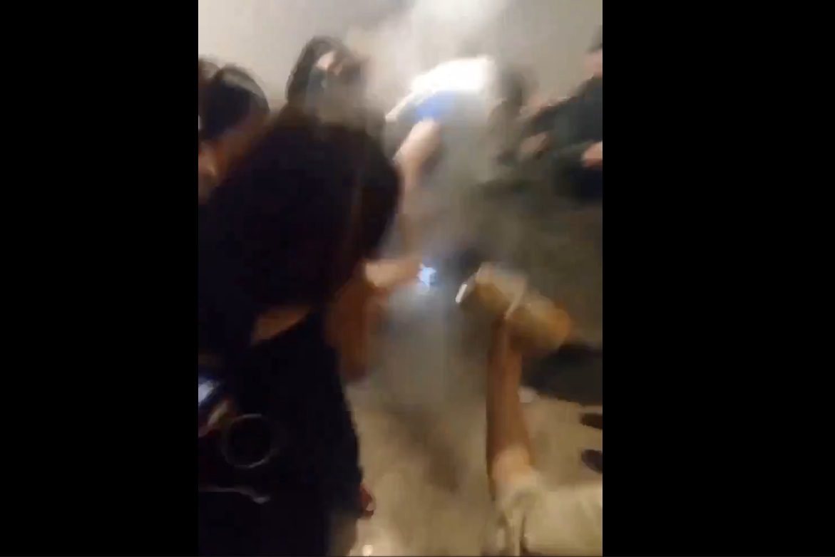 Mujer lanza agua hirviendo a invitado por una broma pesada