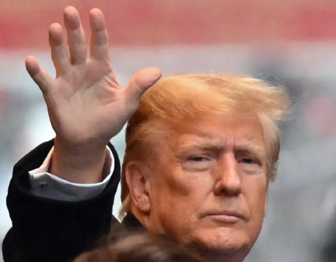 En el juicio por difamación, Trump afirma no estar familiarizado con la demandante