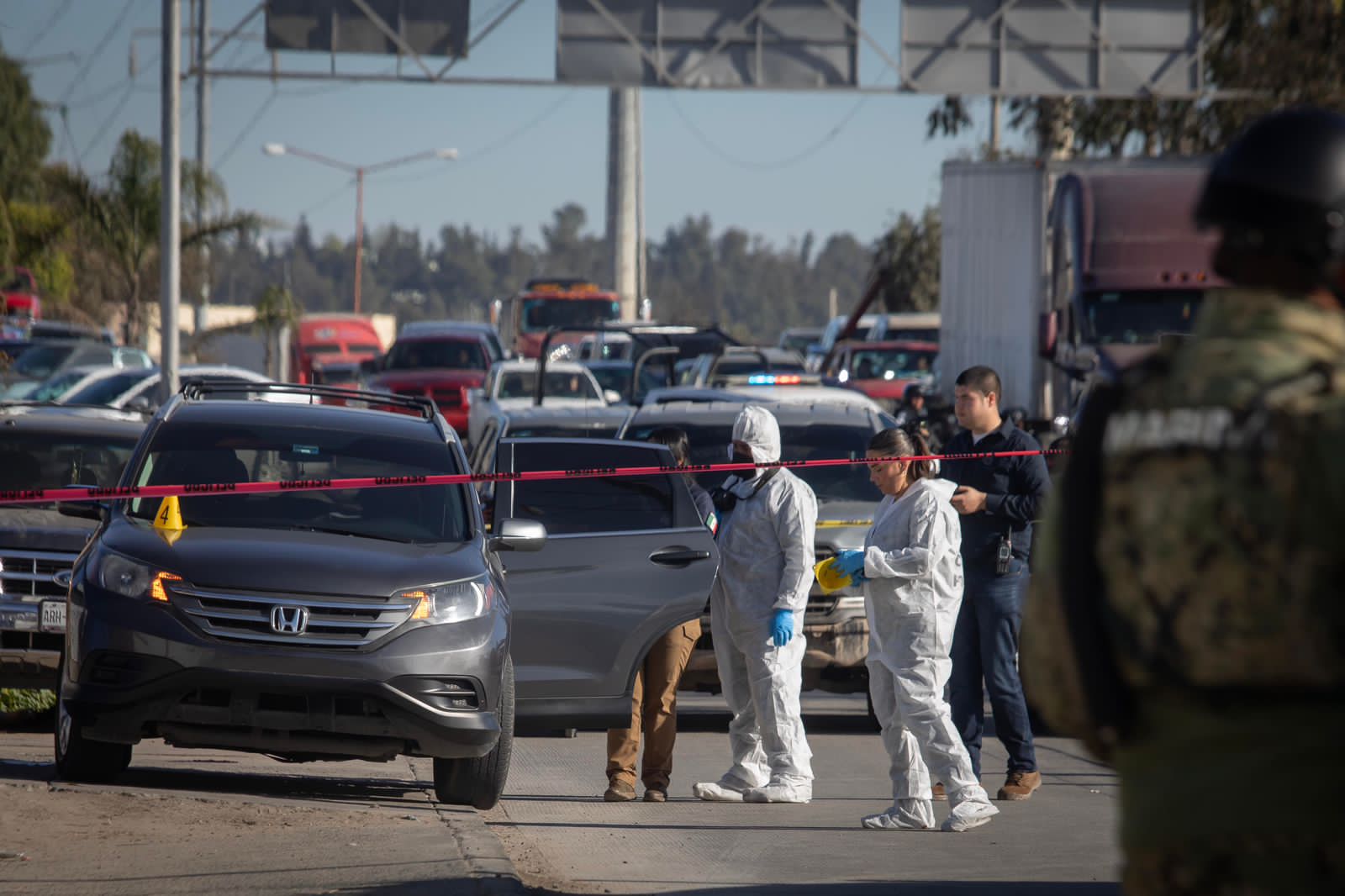 En Tijuana policía es atacado a balazos sobre el libramiento