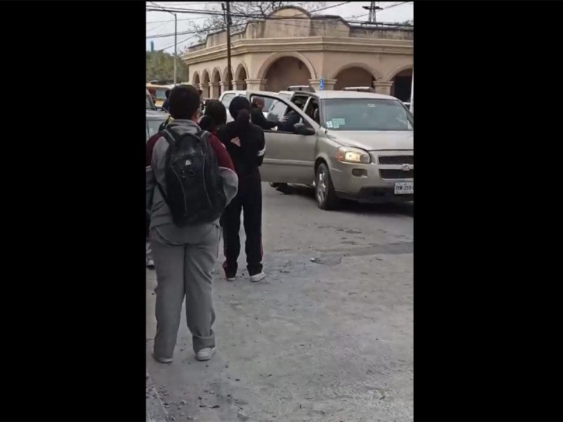 Sujetos son grabados llevándose a la fuerza a un alumno de secundaria