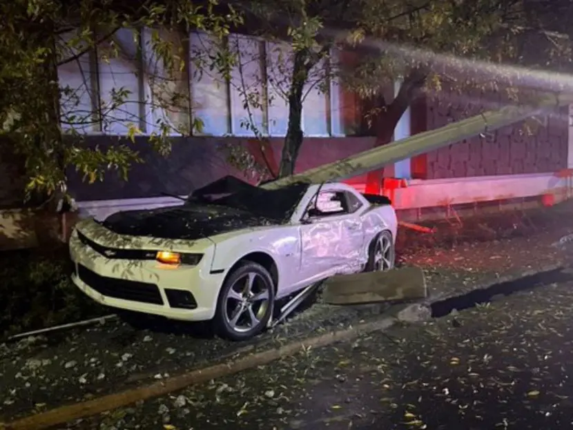 Conductor deshace Camaro en choque contra postes de luz
