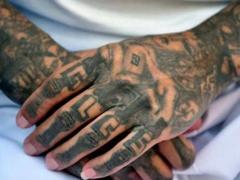 Ecuador prohíbe tatuajes para aspirantes a policías