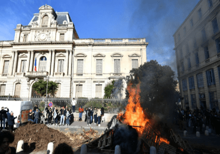 Agricultores bloquean y queman autopistas de Francia