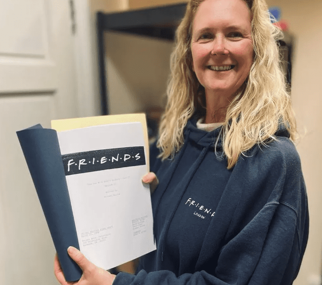 Subastan guiones de Friends encontrados en la basura