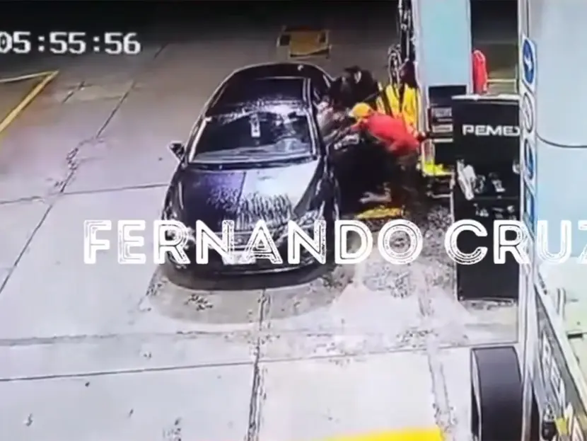 Roban auto a conductor en gasolinera de Edomex