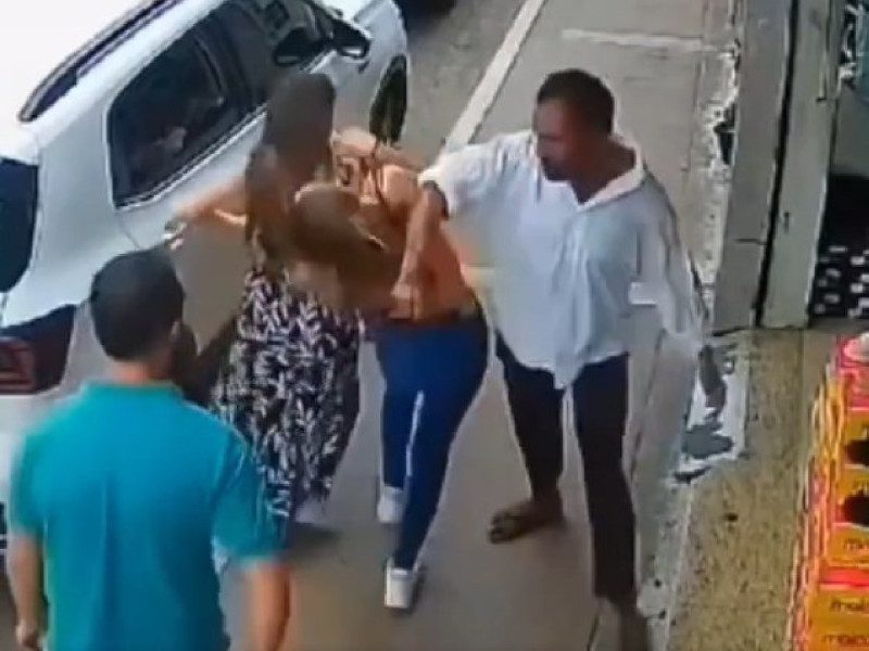 Hombre golpea a mujer por no darle monedas